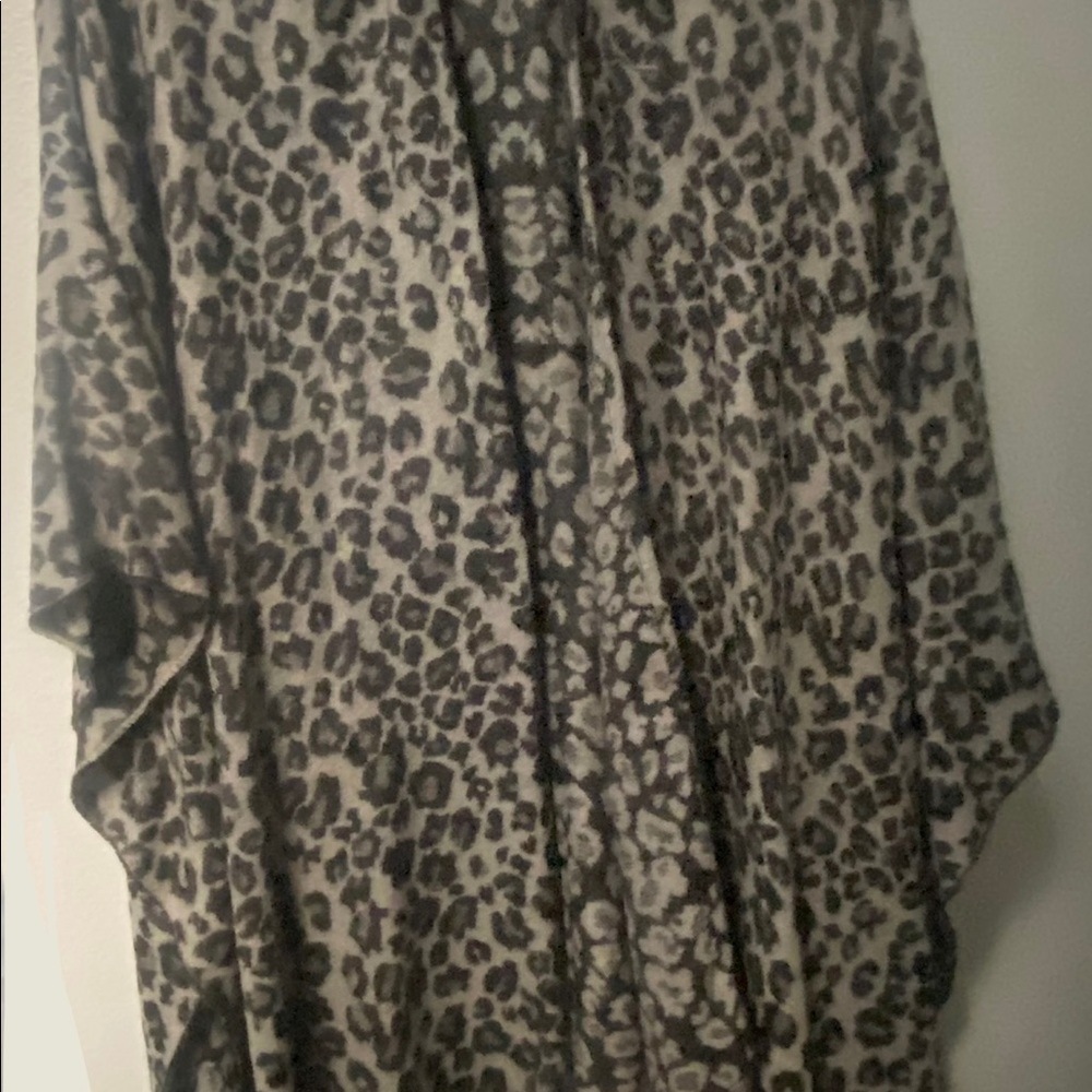 Grey leopard print poncho   100% acrylic knit